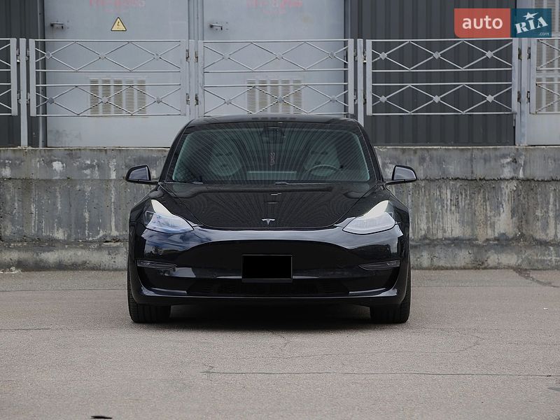 Седан Tesla Model 3 2021 в Киеве