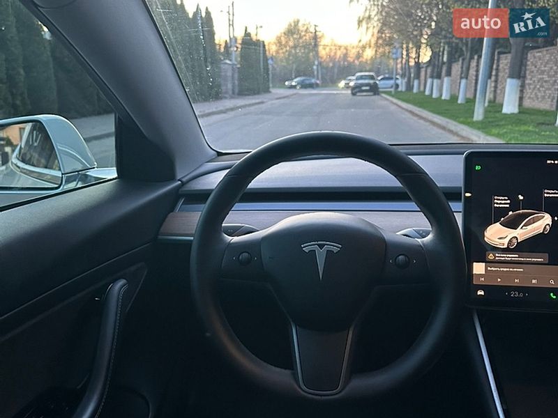 Седан Tesla Model 3 2020 в Киеве