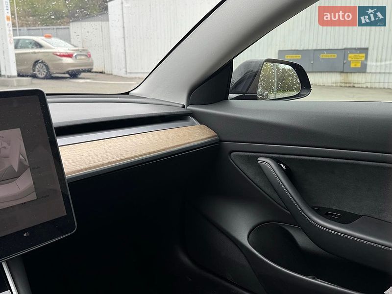 Седан Tesla Model 3 2019 в Киеве