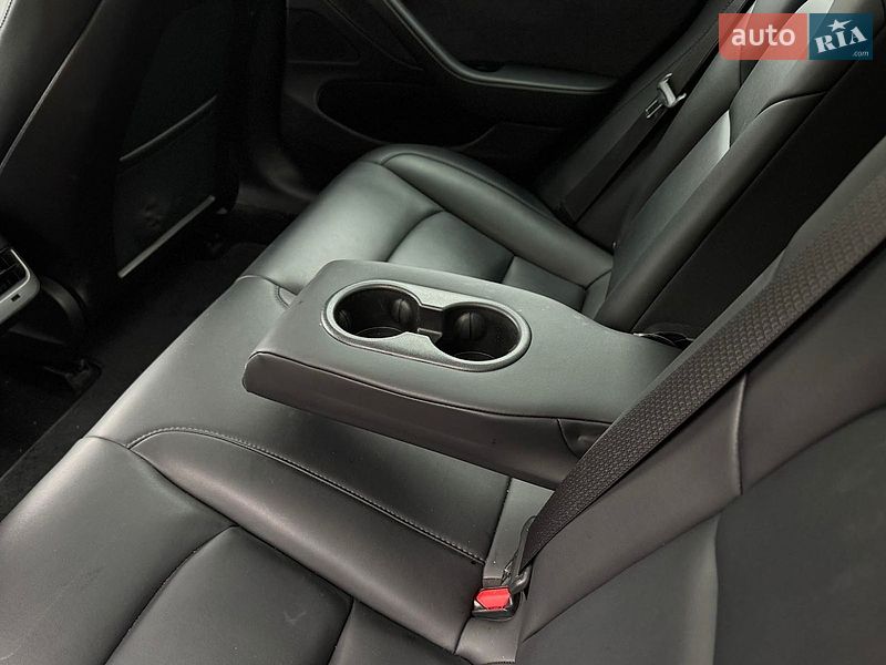 Седан Tesla Model 3 2019 в Киеве