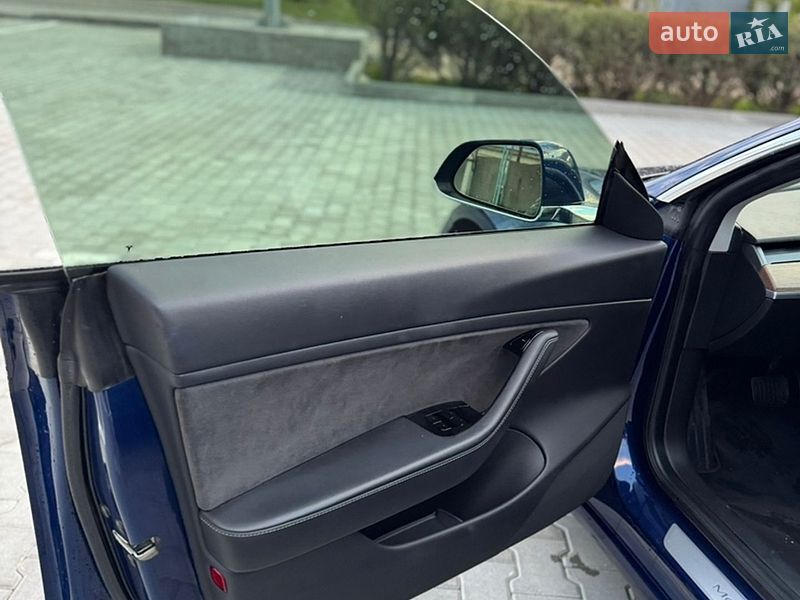 Седан Tesla Model 3 2019 в Шептицькому