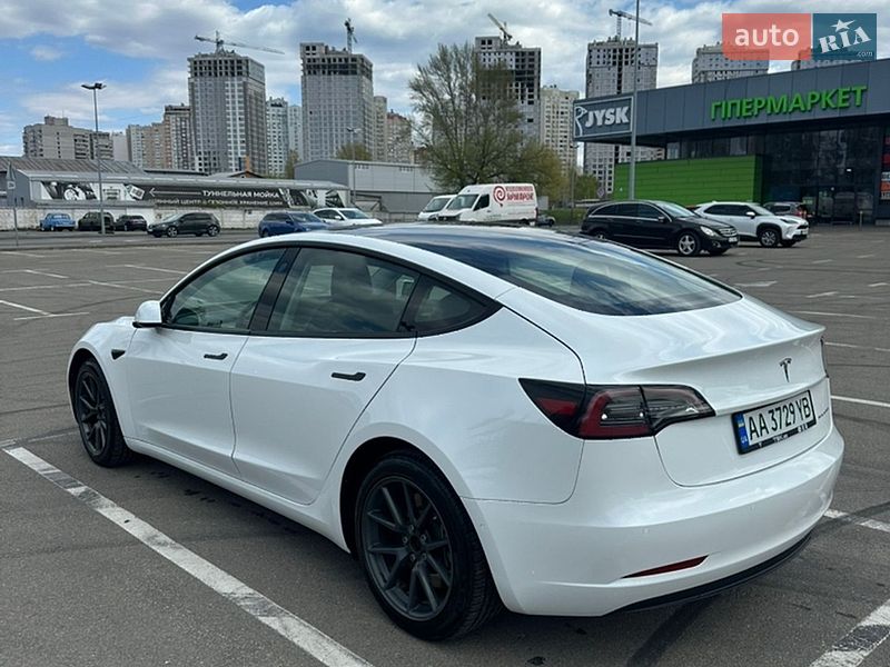 Седан Tesla Model 3 2021 в Києві