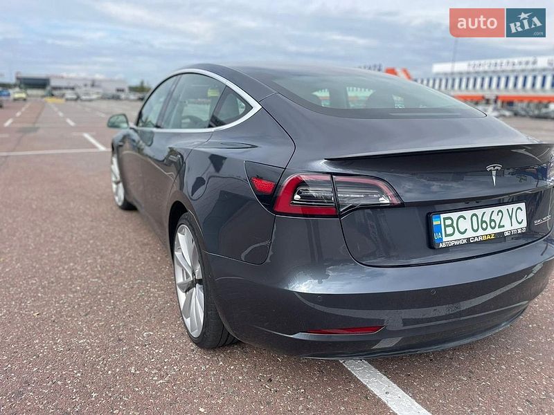 Седан Tesla Model 3 2019 в Львове