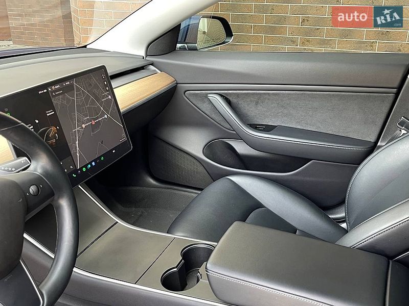 Седан Tesla Model 3 2019 в Львове