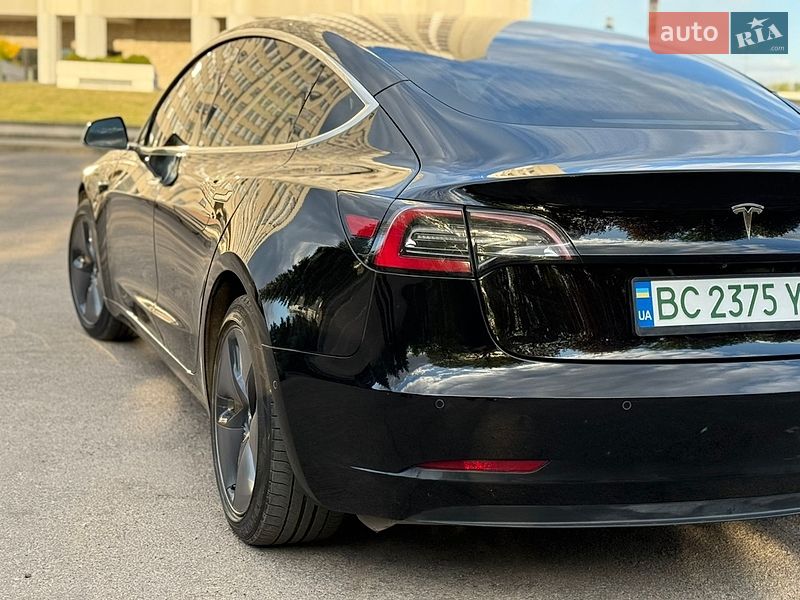 Седан Tesla Model 3 2019 в Львове