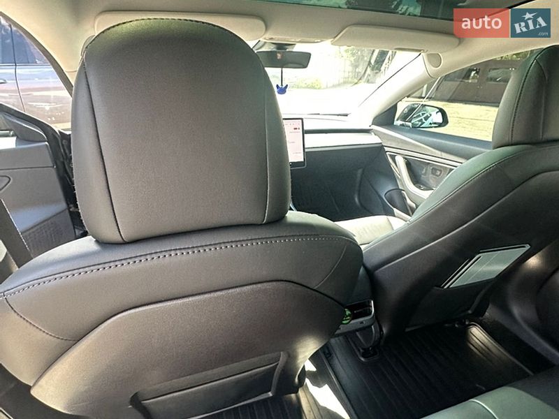 Седан Tesla Model 3 2019 в Львові