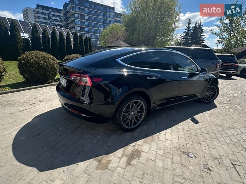 Седан Tesla Model 3 2019 в Львові