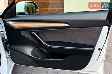 Седан Tesla Model 3 2022 в Киеве