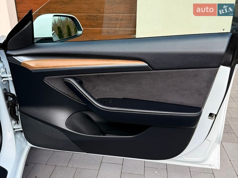 Седан Tesla Model 3 2022 в Киеве