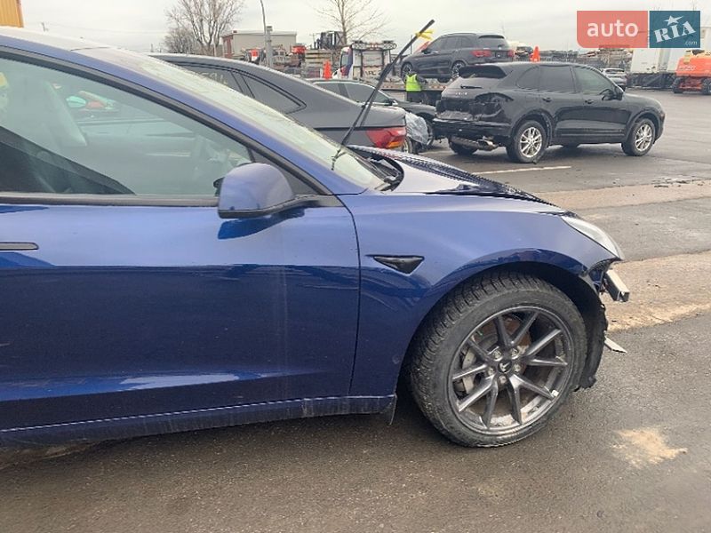 Седан Tesla Model 3 2023 в Киеве