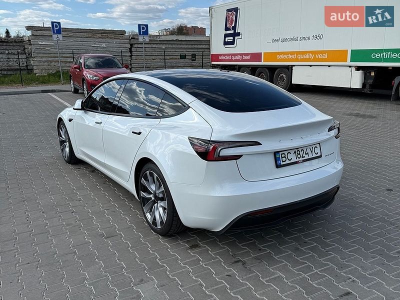 Седан Tesla Model 3 2025 в Стрию
