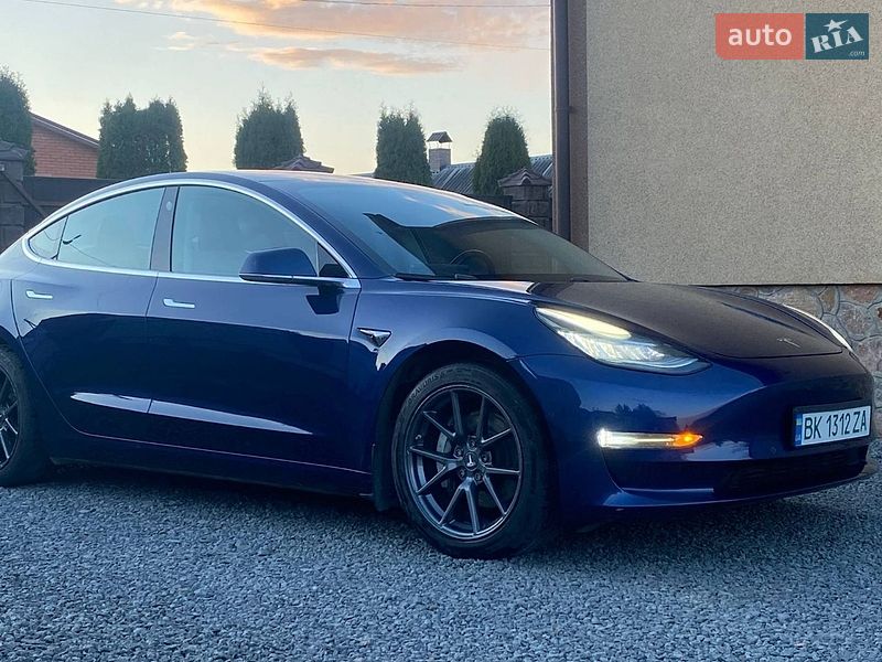 Седан Tesla Model 3 2018 в Рокитном