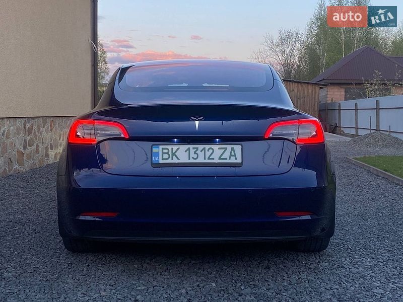 Седан Tesla Model 3 2018 в Рокитном