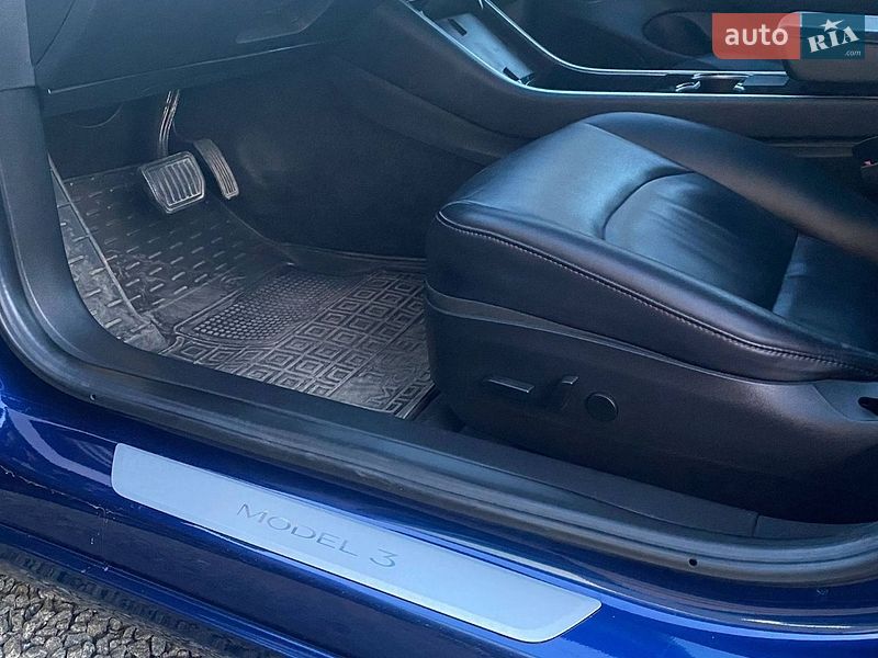 Седан Tesla Model 3 2018 в Рокитном