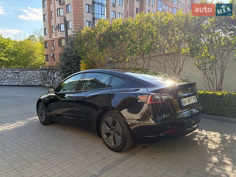 Седан Tesla Model 3 2022 в Ровно