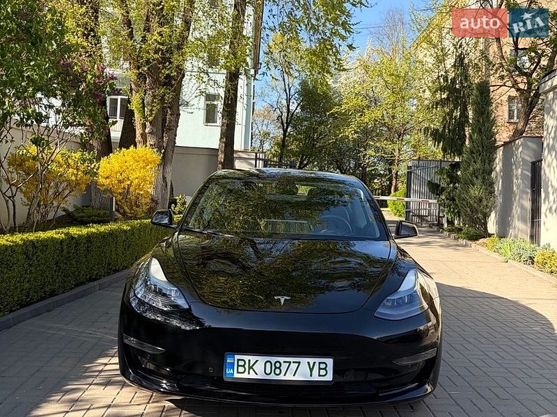 Седан Tesla Model 3 2022 в Ровно