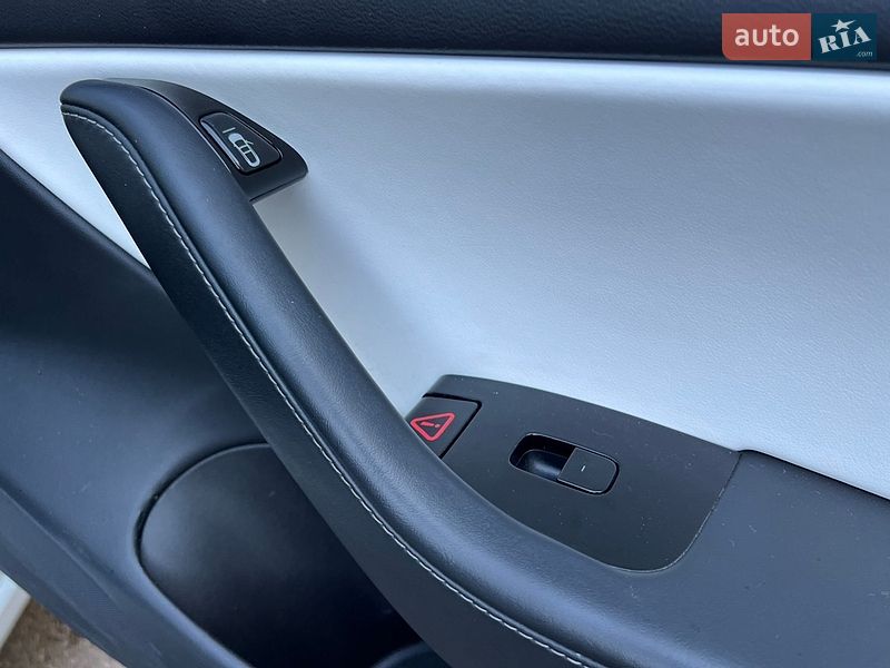 Седан Tesla Model 3 2019 в Киеве