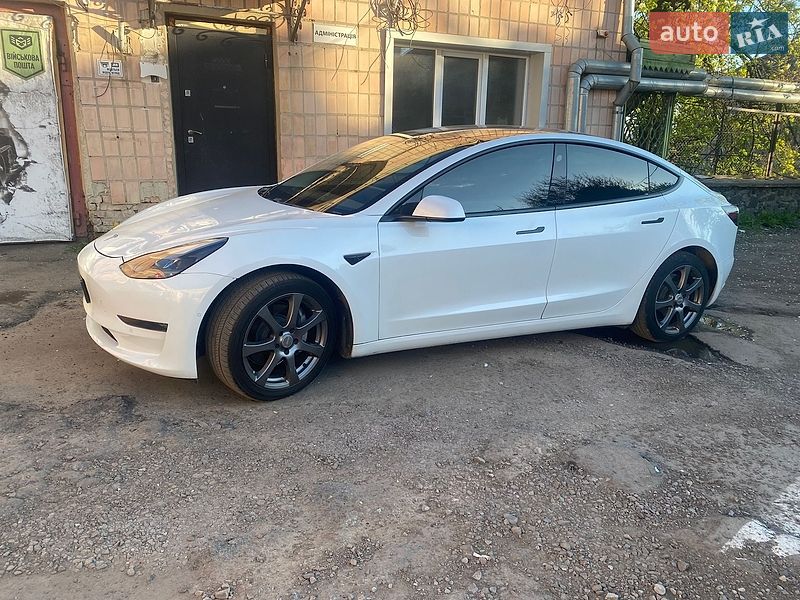 Седан Tesla Model 3 2021 в Луцке