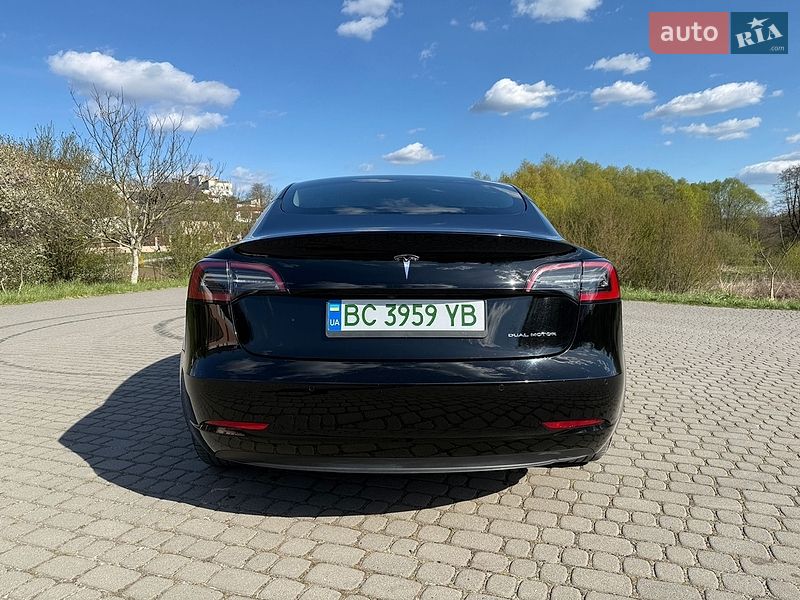 Седан Tesla Model 3 2022 в Львове