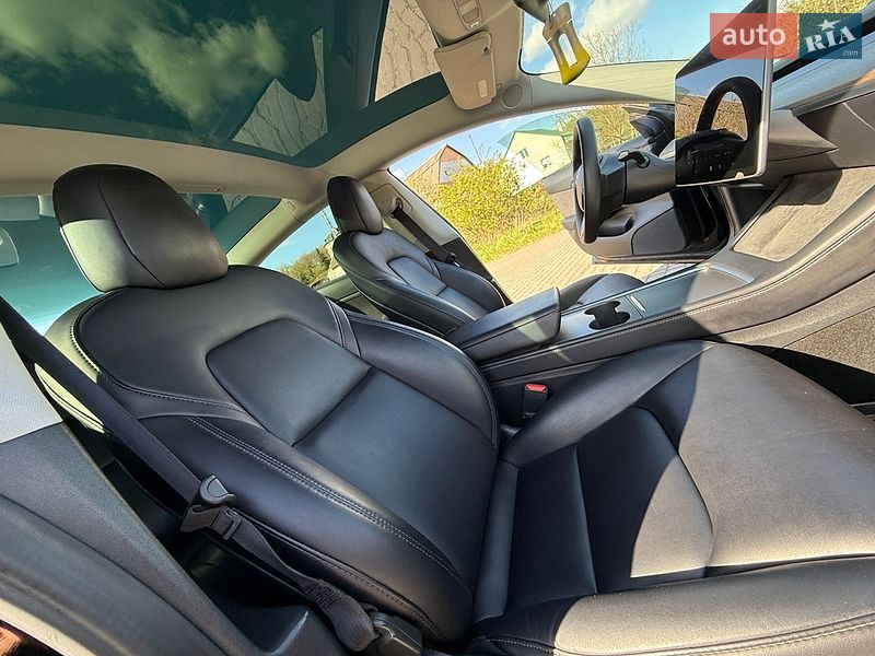 Седан Tesla Model 3 2022 в Львове