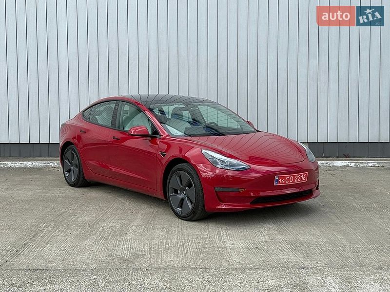 Седан Tesla Model 3 2023 в Чернівцях
