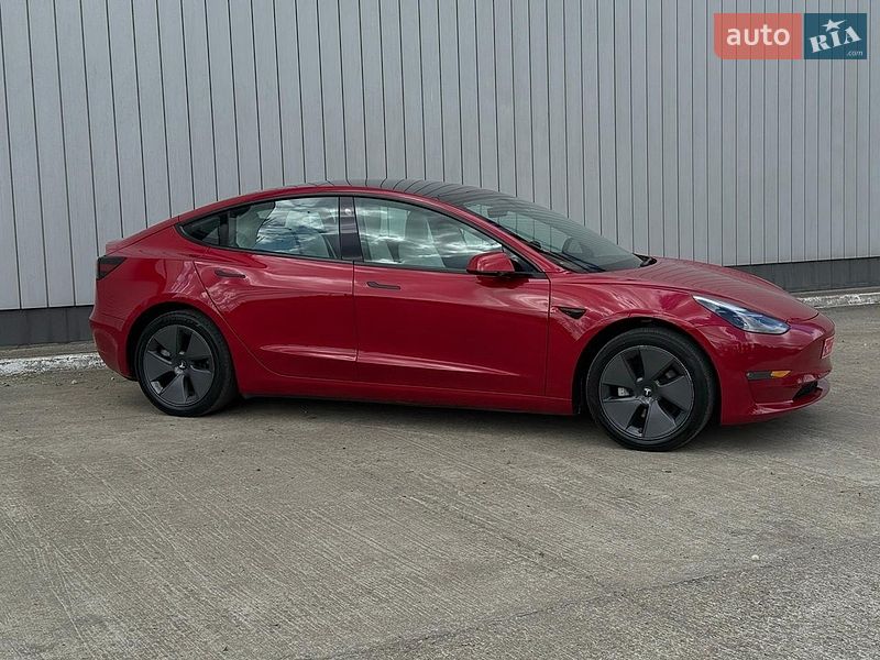 Седан Tesla Model 3 2023 в Чернівцях