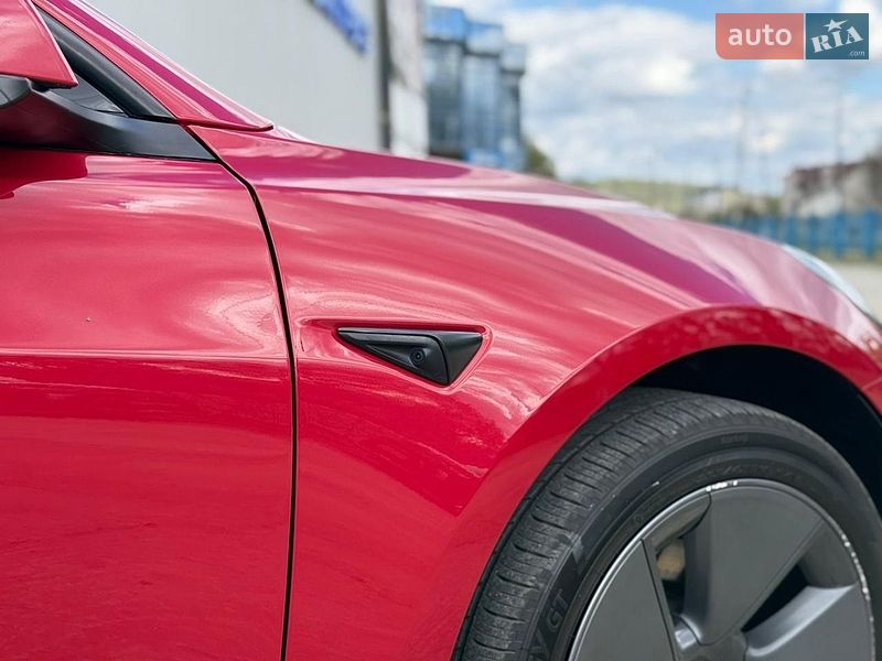 Седан Tesla Model 3 2023 в Чернівцях