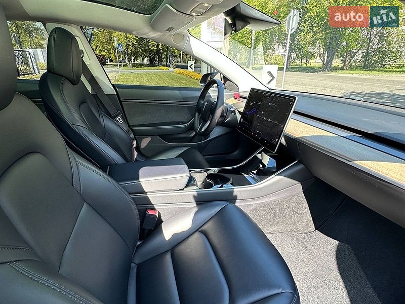 Седан Tesla Model 3 2020 в Киеве