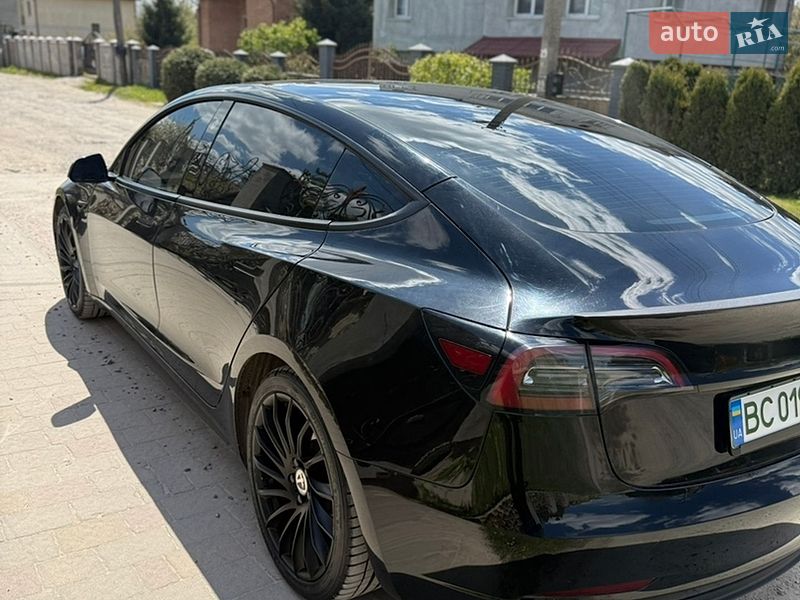 Седан Tesla Model 3 2023 в Львове