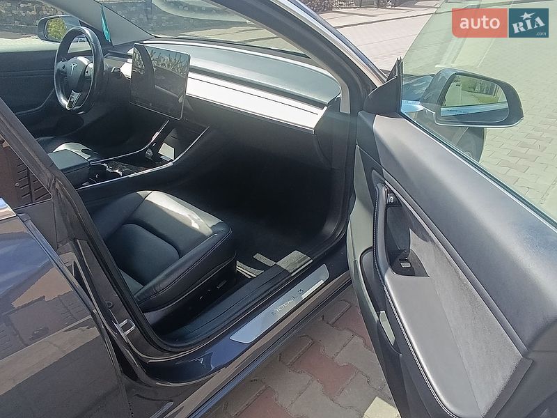 Седан Tesla Model 3 2018 в Луцке