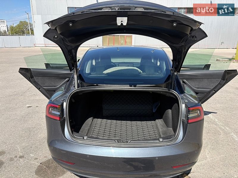 Седан Tesla Model 3 2022 в Кропивницком
