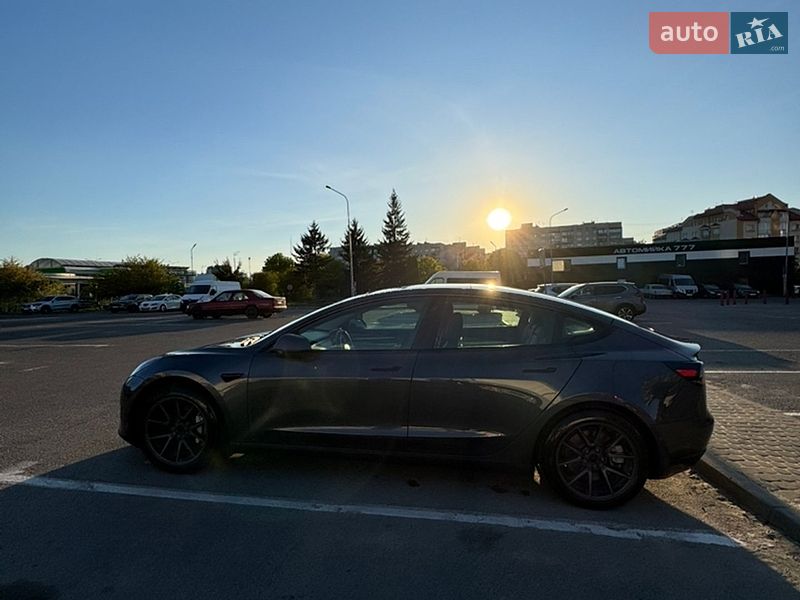 Седан Tesla Model 3 2022 в Львове
