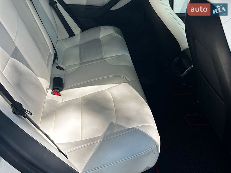 Седан Tesla Model 3 2020 в Кам'янському