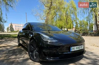 Седан Tesla Model 3 2018 в Ровно