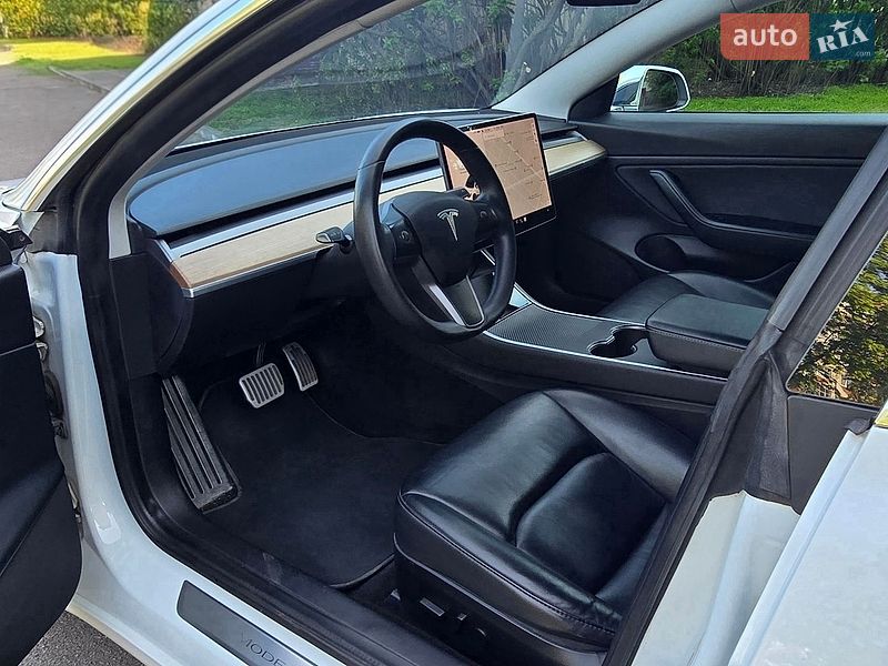 Седан Tesla Model 3 2020 в Черкассах