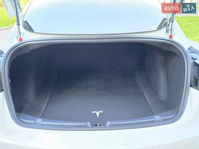 Седан Tesla Model 3 2020 в Черкассах