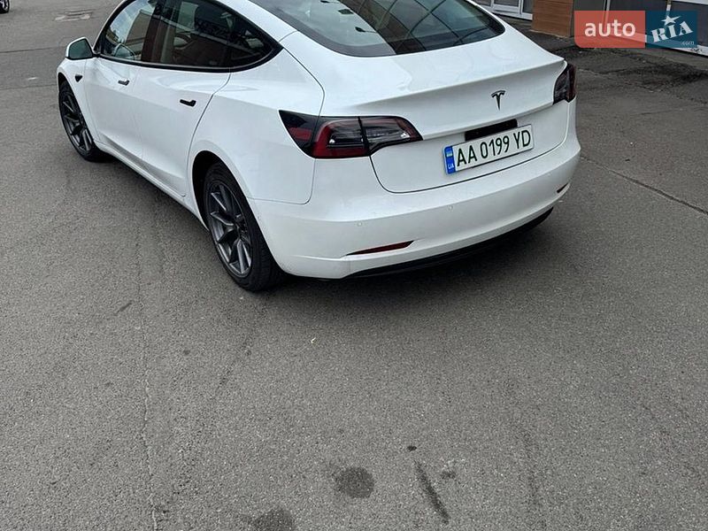 Седан Tesla Model 3 2022 в Киеве