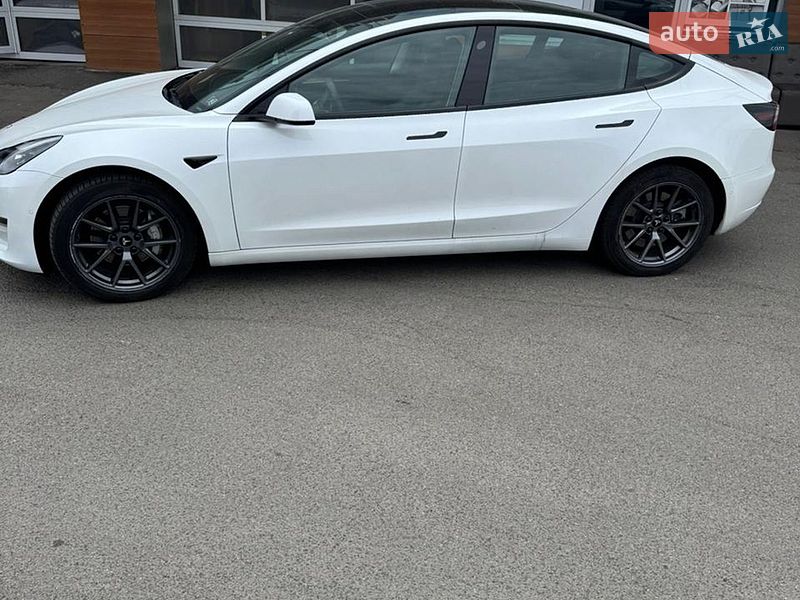 Седан Tesla Model 3 2022 в Киеве