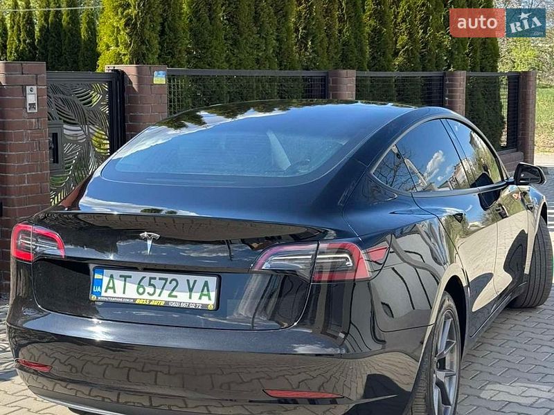 Седан Tesla Model 3 2023 в Калуше