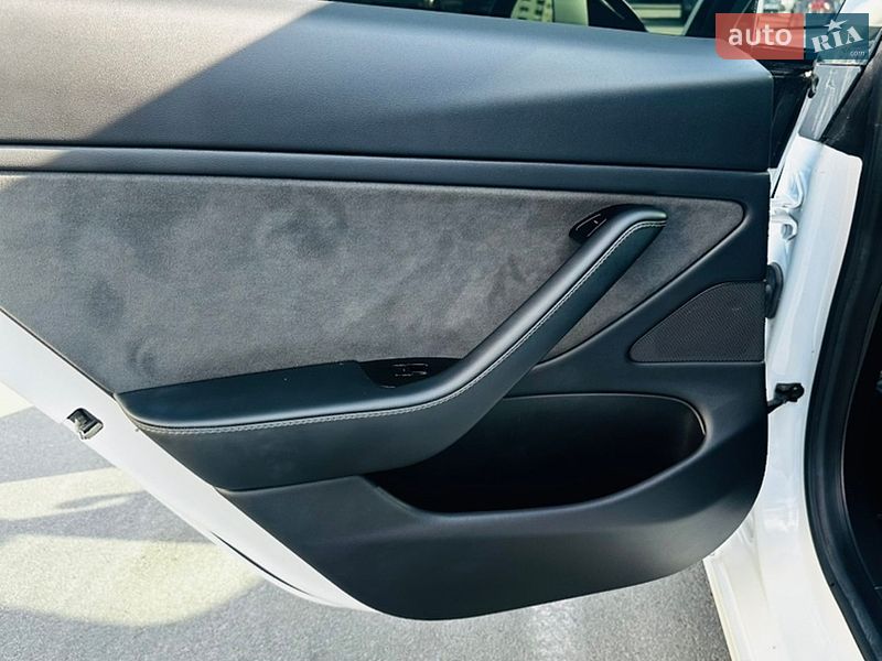 Седан Tesla Model 3 2019 в Киеве