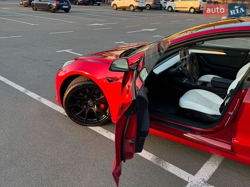 Седан Tesla Model 3 2022 в Киеве