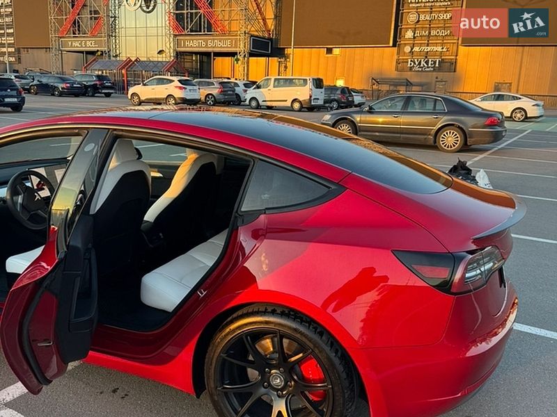 Седан Tesla Model 3 2022 в Киеве