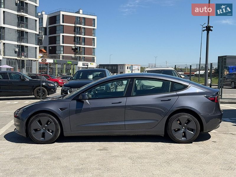 Седан Tesla Model 3 2023 в Львове