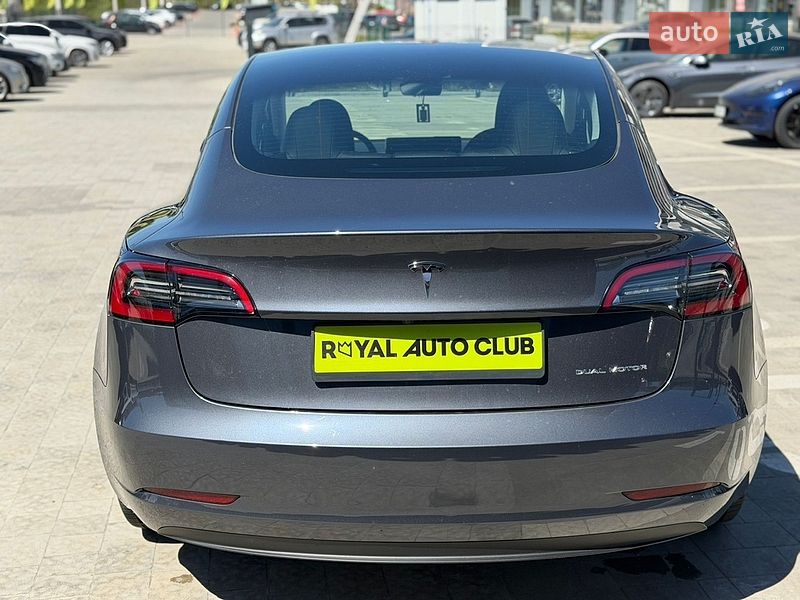 Седан Tesla Model 3 2023 в Львове