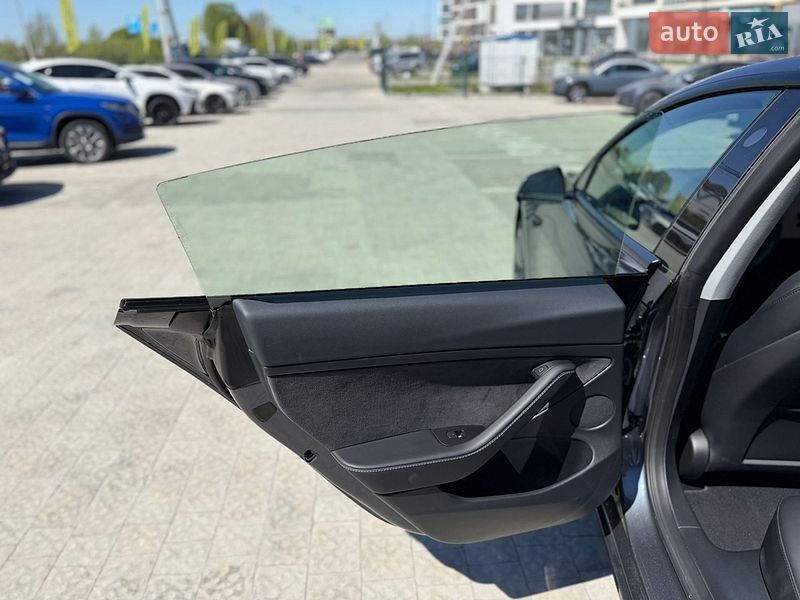 Седан Tesla Model 3 2023 в Львове