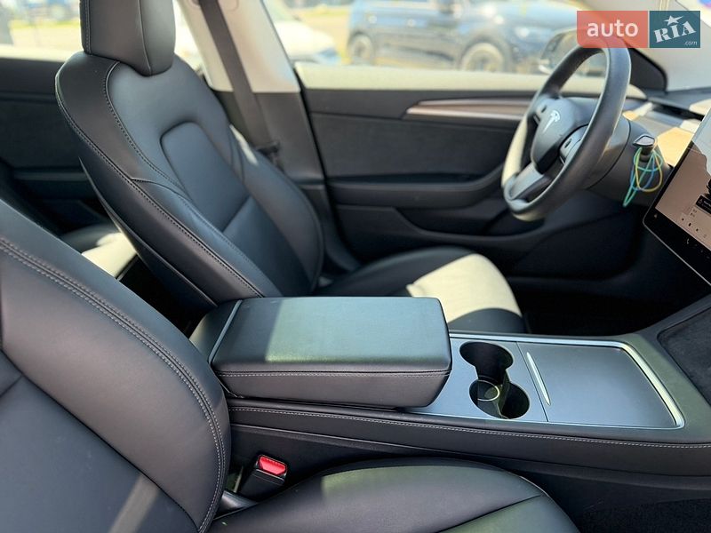 Седан Tesla Model 3 2023 в Львове