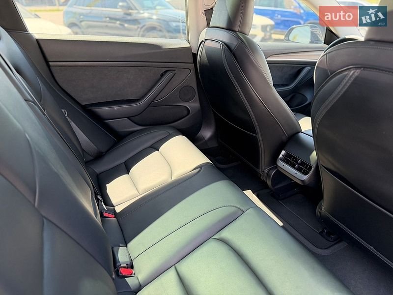 Седан Tesla Model 3 2023 в Львове