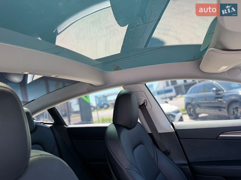 Седан Tesla Model 3 2023 в Львове