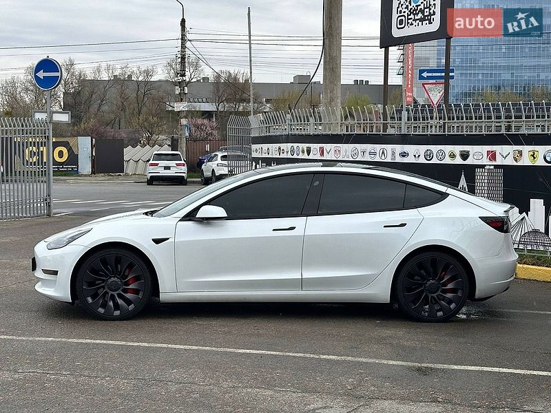Седан Tesla Model 3 2021 в Чернигове
