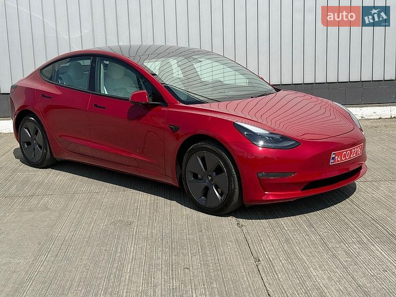 Седан Tesla Model 3 2023 в Чернівцях